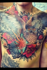 胸部彩绘猫头鹰鲜花和蜡烛纹身图案