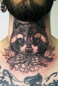 颈部黑色的浣熊和浆果纹身图案