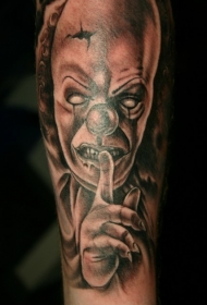 黑灰吓人的小丑脸纹身图案