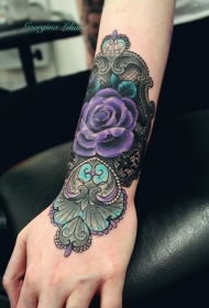 手腕彩色漂亮的花朵纹身图案