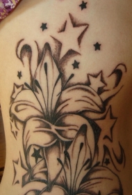 侧肋百合花与星星黑色纹身图案