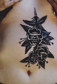 腹部简单设计的黑白玫瑰纹身图案