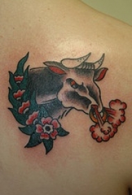 愤怒的公牛和花朵纹身图案