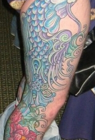 大腿蓝色的怪物鱼和花朵纹身图案