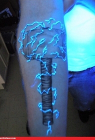 手臂雷神锤子和荧光闪电纹身图案