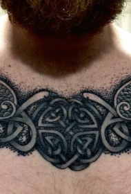 胸部黑白凯尔特符号和翅膀纹身图案