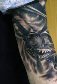 手臂插画风格黑色二战战斗机纹身图案