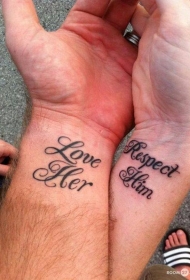 情侣手腕浪漫的卷曲字母纹身图案