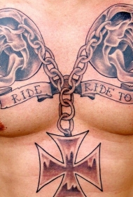胸部骷髅铁链和十字架纹身图案