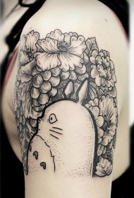 大臂黑白点刺卡通龙猫与花朵纹身图案