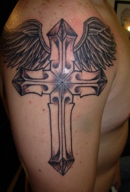 大臂十字架和翅膀纹身图案