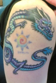 大臂蓝色的中国风龙和太阳纹身图案
