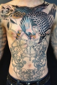 胸部老鹰和花卉船舵纹身图案