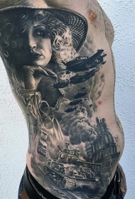 侧肋非常逼真的黑灰军事武器与女性肖像纹身图案