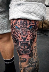 腿部写实老虎和蓝色的眼睛纹身图案