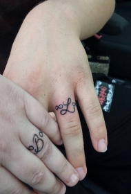 手指黑色可爱的戒指形状无限符号纹身图案
