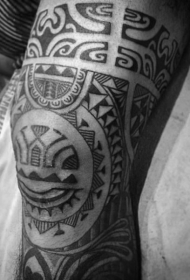 波利尼西亚风格黑色饰品膝盖纹身图案