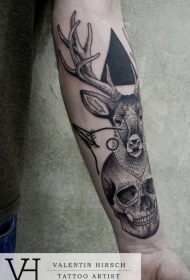 手臂黑色的鹿头骷髅和三角形纹身图案