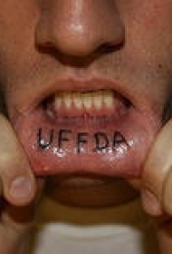嘴唇内黑色的有意义字母纹身图案