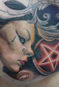 胸部现代风格女性肖像和五角星纹身图案