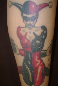腿部红色和黑色的小丑女孩纹身图案