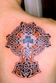 背部凯尔特十字架与三叶草纹身图案