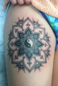 大腿黑色梵花与阴阳八卦符号纹身图案