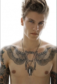 男子胸部巨型羽毛翅膀和沙漏黑色纹身图案