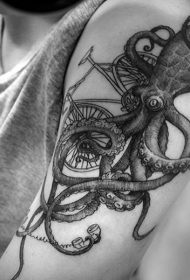 手臂黑灰章鱼与自行车纹身图案