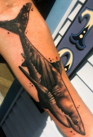 手臂大白鲨黑色纹身图案