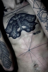 胸部雕刻风格黑色大蝴蝶纹身图案