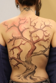 黑色大树满背纹身图案