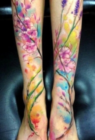 腿部鲜艳的花朵和树枝水彩纹身图案