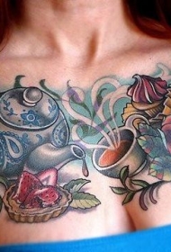 彩色茶杯和蛋糕花朵胸部纹身图片