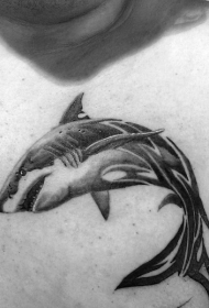 胸部设计独特的黑色半真实半图腾的鲨鱼纹身图案