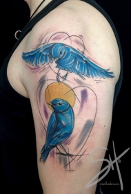 大臂蓝色小鸟和心形线条纹身图案