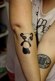 可爱的熊猫手臂纹身图案