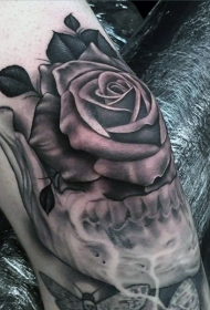 黑灰风格膝盖玫瑰与下颚骨纹身图案