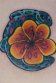 黄色花朵与蓝色小蜥蜴纹身图案