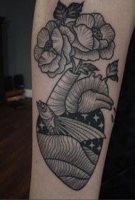 小臂黑色old school心脏结合鱼和花朵纹身图案