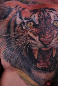 胸部超现实的老虎头部纹身图案