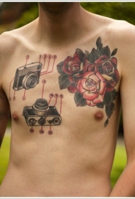 胸部两部相机与鲜花纹身图案