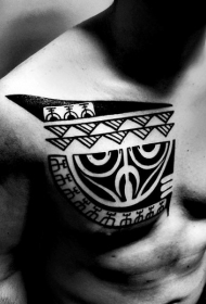 胸部波利尼西亚图腾纹身图案