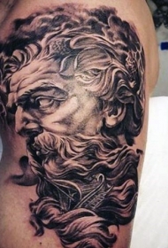 手臂黑灰海神雕像个性纹身图案