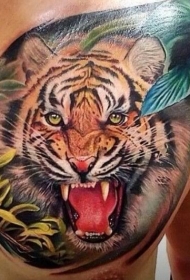 胸部咆哮的老虎和植物纹身图案