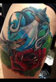大腿彩色玫瑰和蝴蝶魔术罐纹身图案