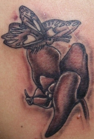 肩膀蝴蝶飞近花朵纹身图案