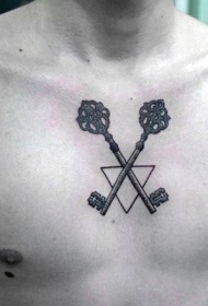 胸部黑色三角形与钥匙纹身图案