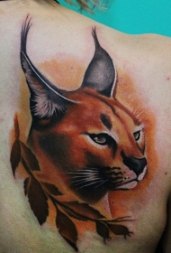 背部彩色的野生猫纹身图案