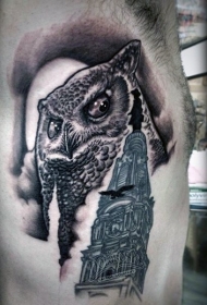 有趣的黑色猫头鹰与教堂侧肋纹身图案